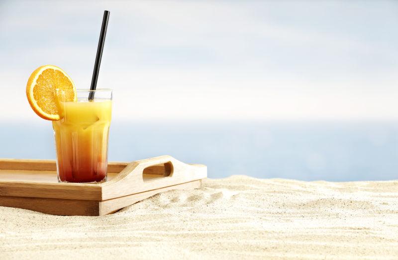 一杯柠檬饮料在沙滩上