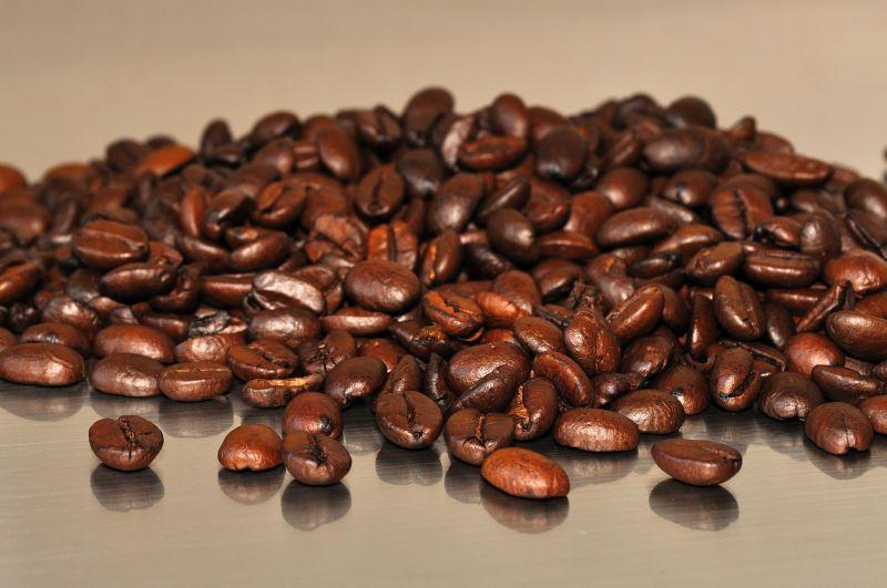 桌面上一堆美味的咖啡豆