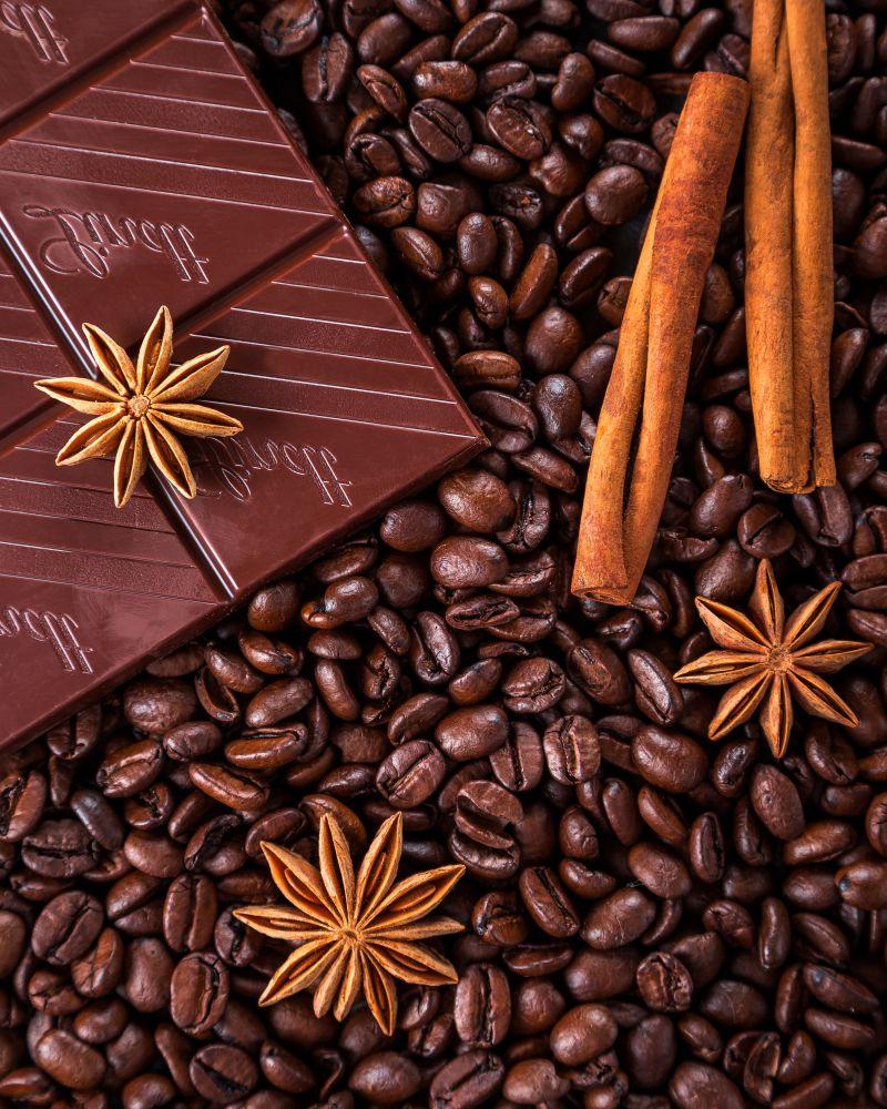 咖啡豆上的黑巧克力