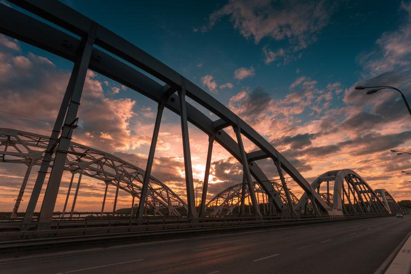 日落时分有晚霞的天空下的达尔尼斯基大桥横跨Dnepr河