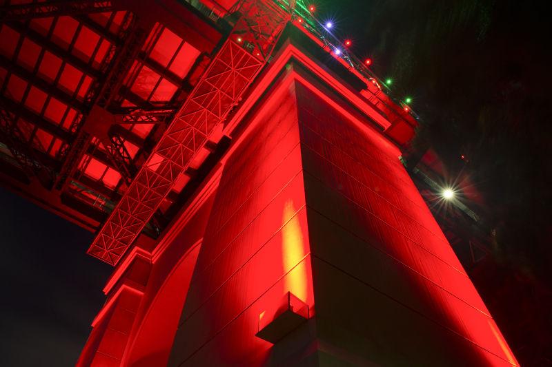 夜空下 有着红色灯光的澳大利亚昆士兰布里斯班的标志性故事桥