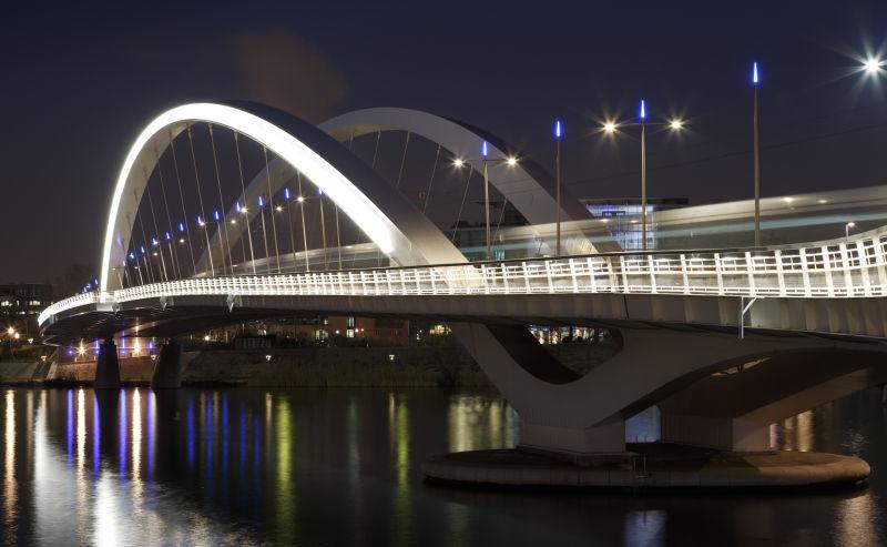 夜晚河面上的银色大桥