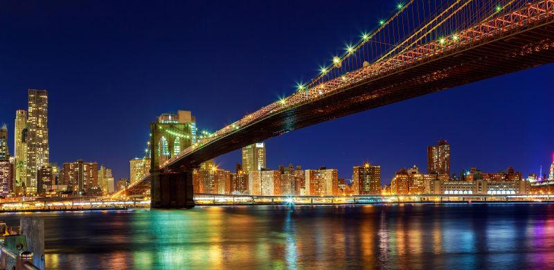 夜幕-凌晨时分的亮着彩灯的布鲁克林大桥夜景
