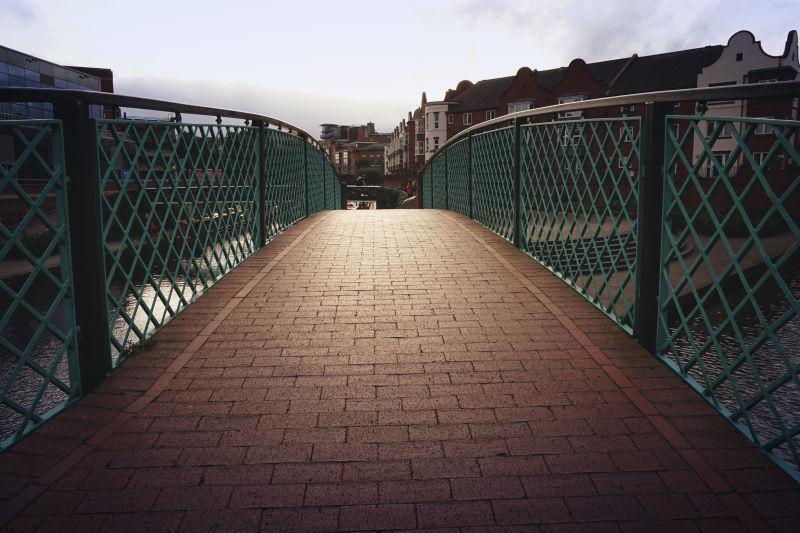 阳光下的英国伯明翰大桥