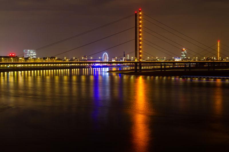夜晚的有灯光的杜塞尔多夫的莱茵河大桥