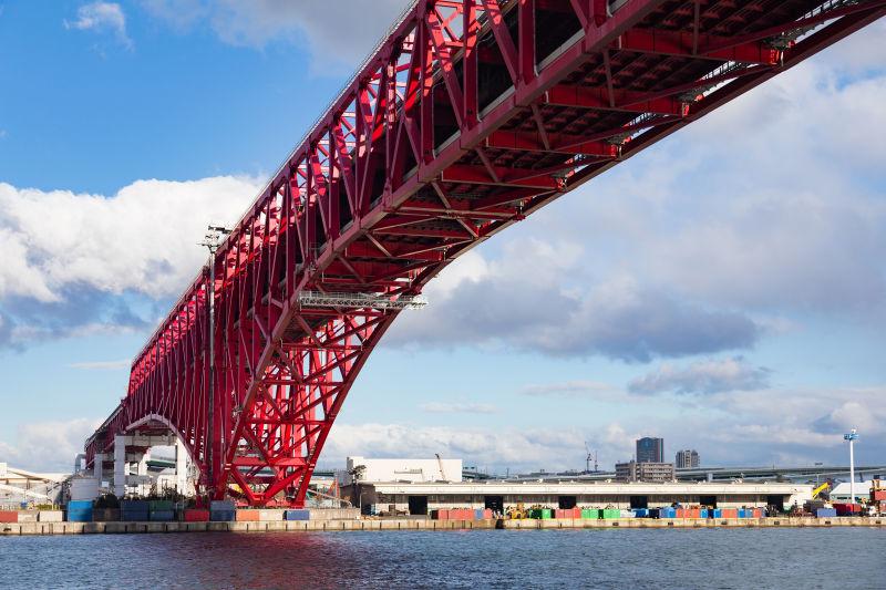 蓝天白云下的日本大阪的红色中桥