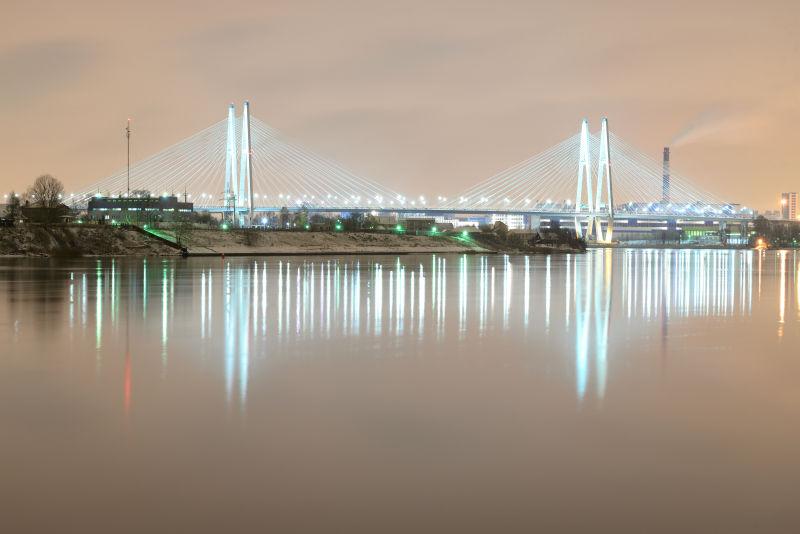 黎明-夜幕时分亮起灯光的俄罗斯圣彼得堡的尼瓦河河斜拉桥