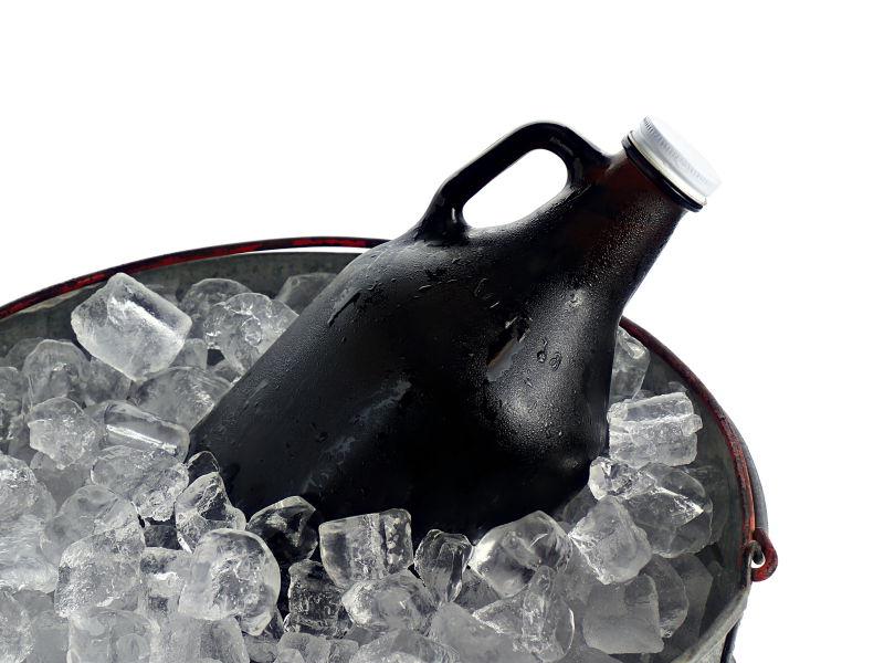 冰桶里的大瓶黑色饮料