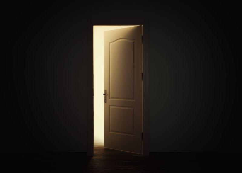 黑暗中打开的门透着明亮的光