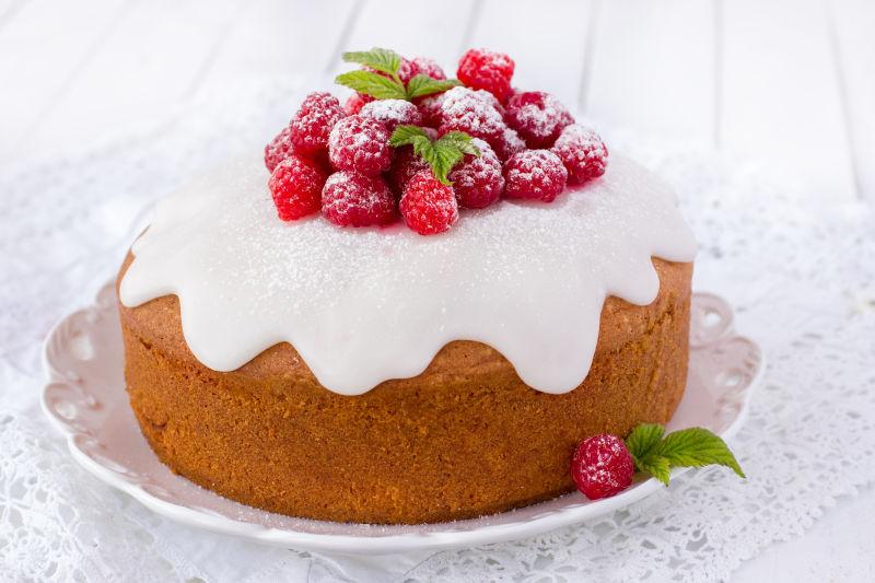 盘子里的树莓翻糖蛋糕