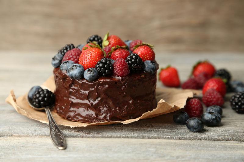纸上的水果巧克力蛋糕
