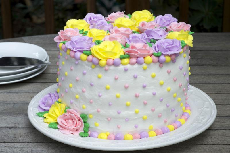 精美的彩色花朵蛋糕