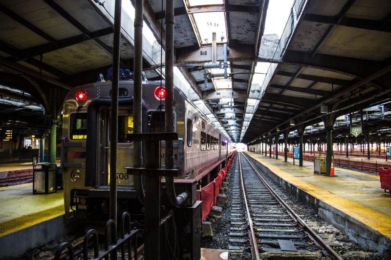 新泽西州霍博肯的火车站内部的火车和铁轨