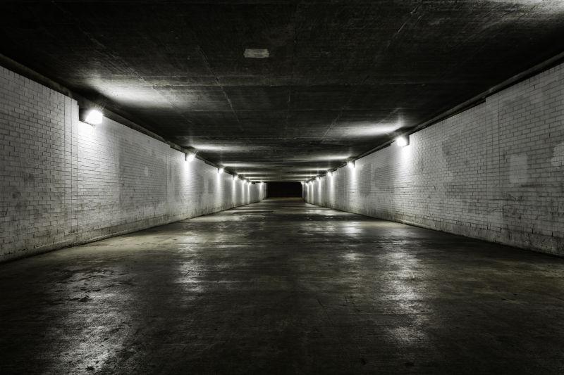 黑暗的有灯光的空隧道
