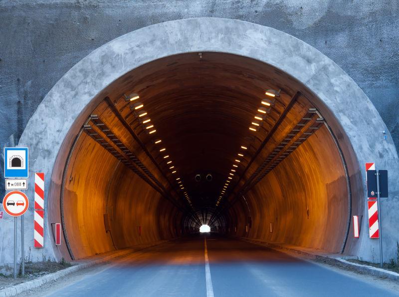 有尽头的光的自然隧道