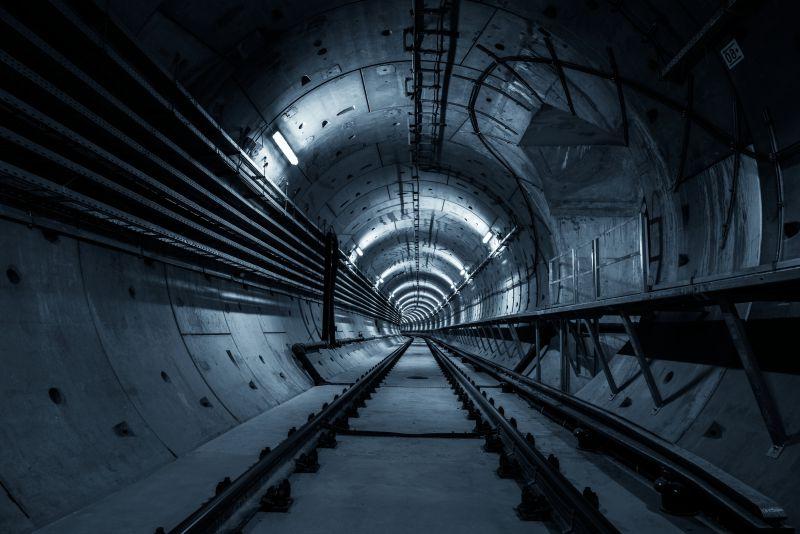 黑暗的地下深地铁隧道