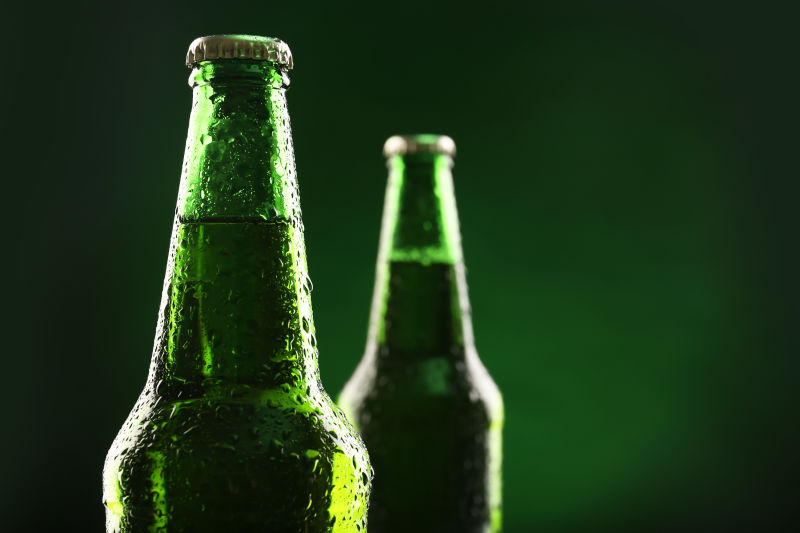 两瓶绿色啤酒瓶