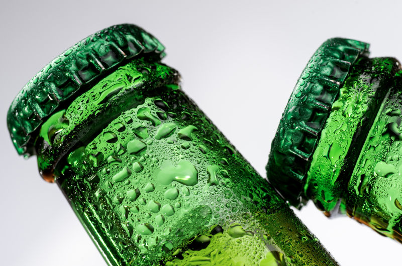 两瓶绿色啤酒