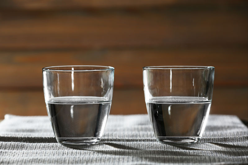 木桌上的两杯水
