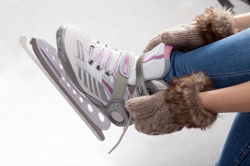 女人在系溜冰鞋的鞋带