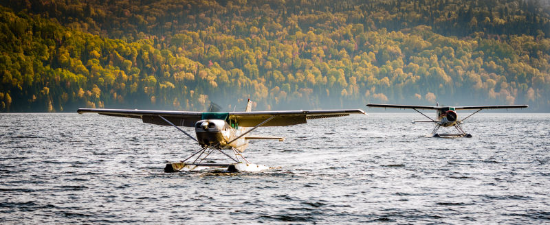 两架水上飞机在水面滑行