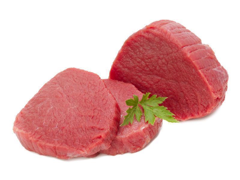 红色的生肉放着一朵香菜