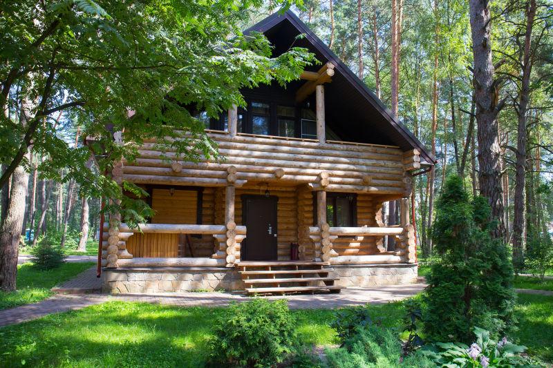 山林间的一个小木屋