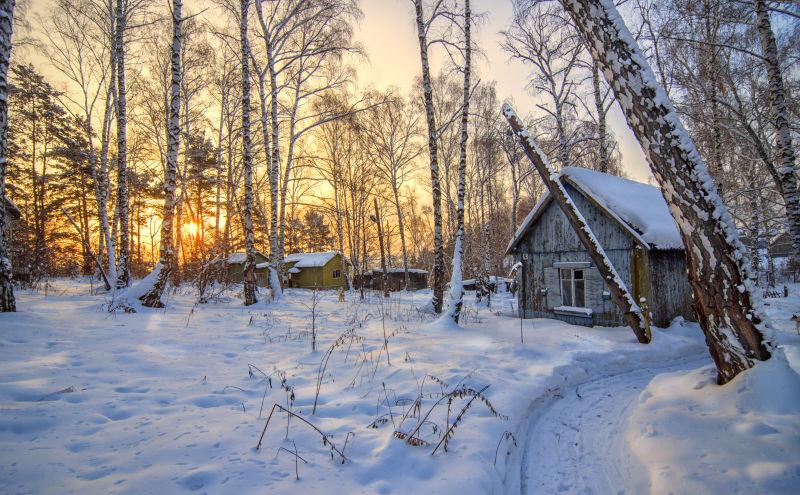夕阳时的山中雪景和小木屋