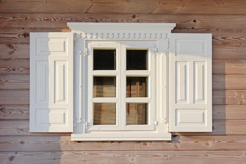 木屋的白色窗户
