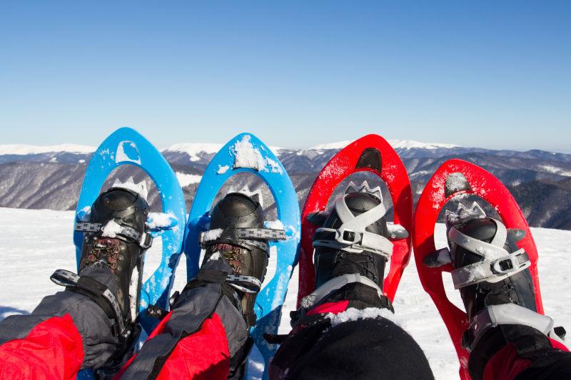 冬天在雪山上徒步旅行者的鞋子