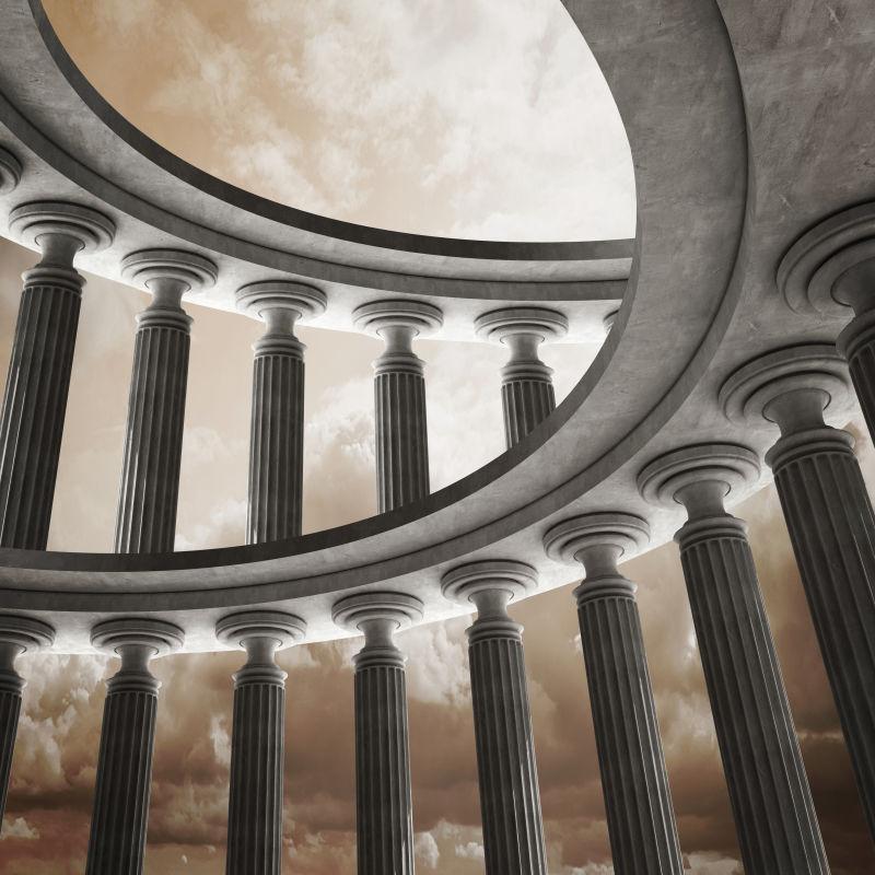 阴沉的天空下壮观的古代建筑石柱