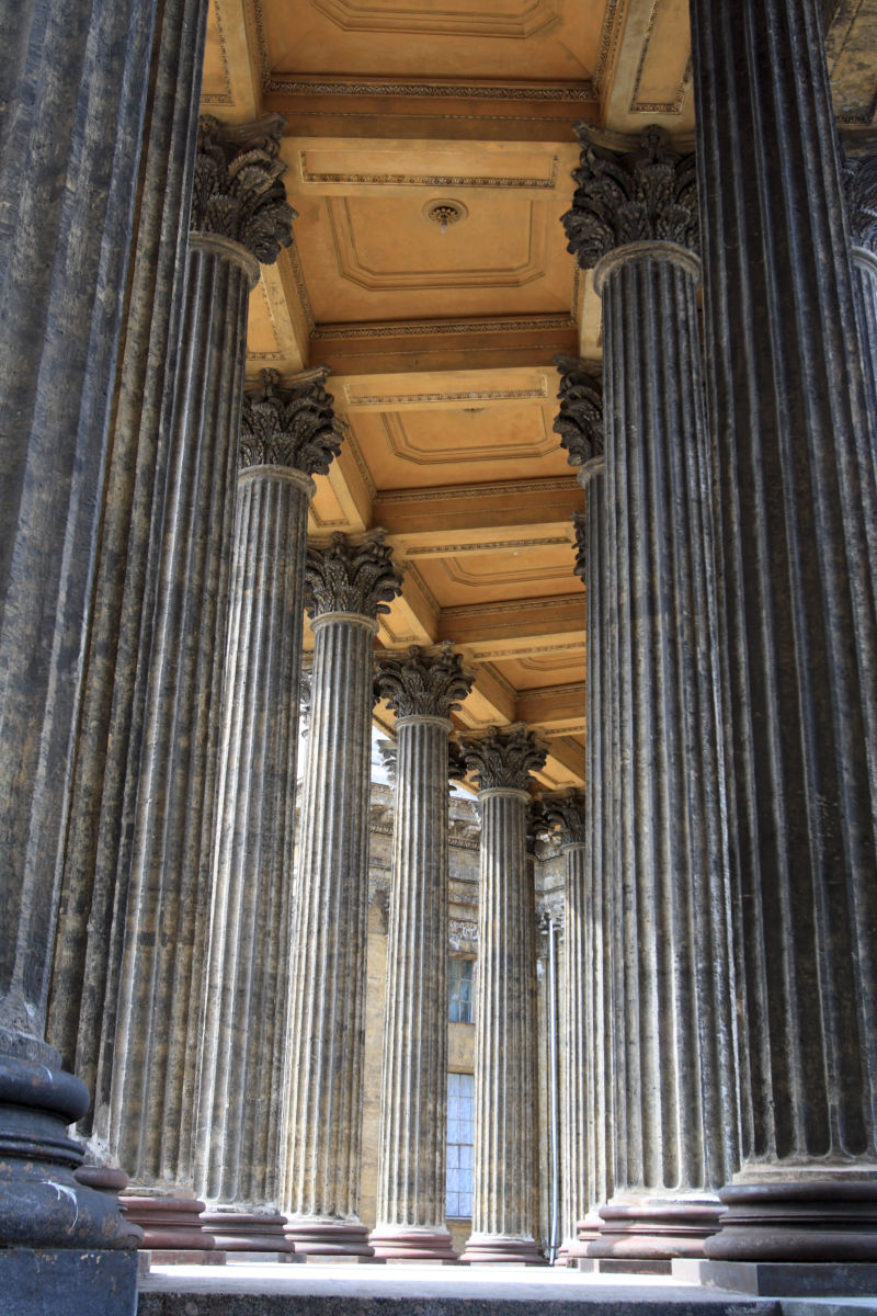 列圣彼得斯堡的美丽的柱廊