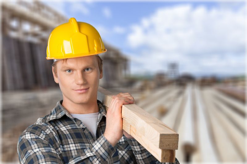 建筑工人搬木头