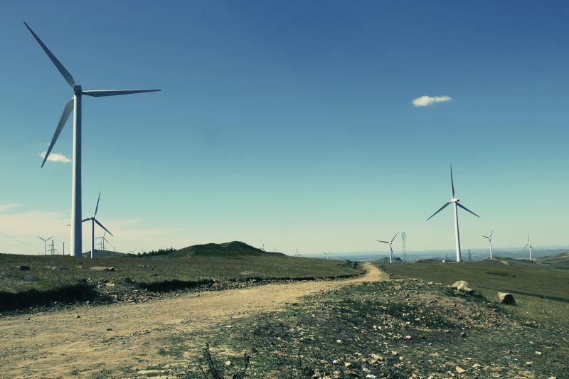 山上的一些风力发电机