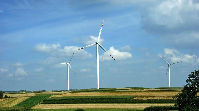 风力发电机在天空和云层背景下产生电力替代能源