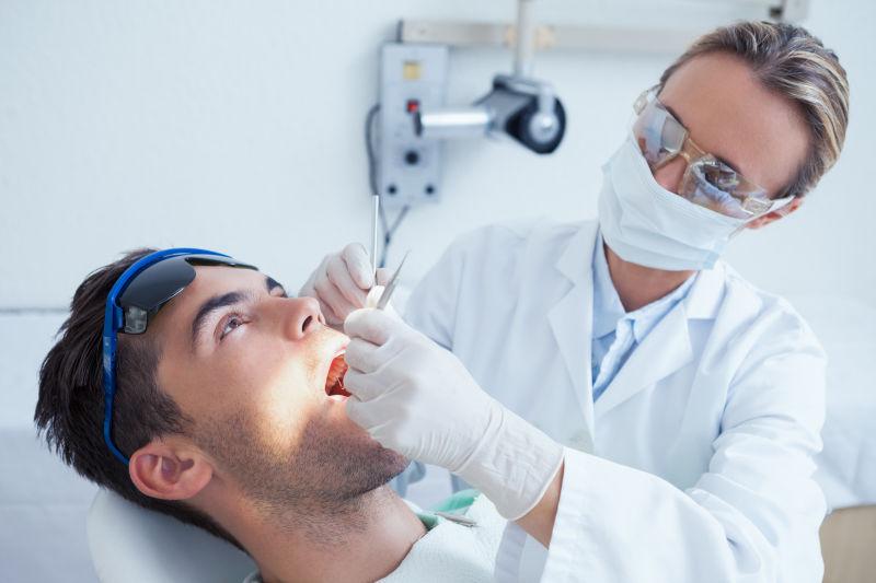 牙医在为病患检查牙齿