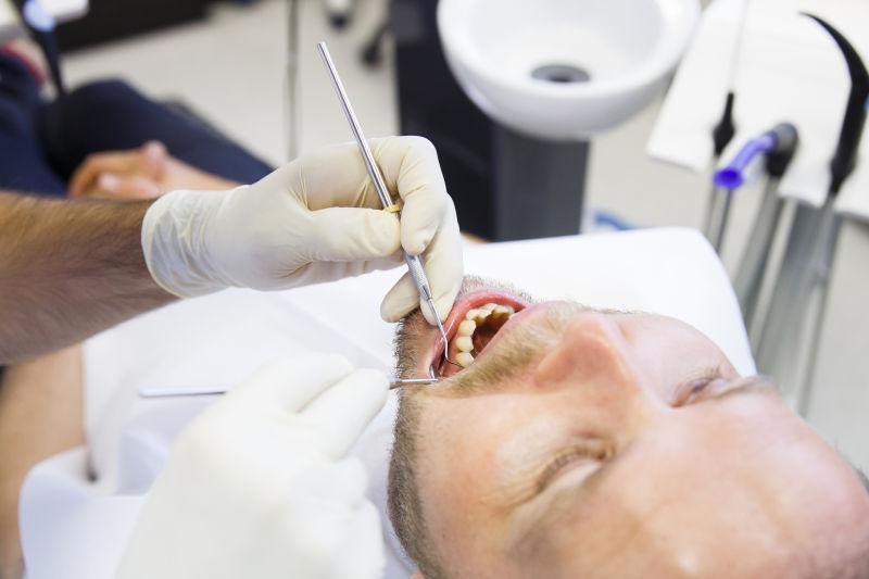 男人在牙科进行口腔检查