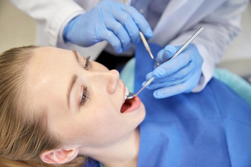 牙医为女子牙齿检查