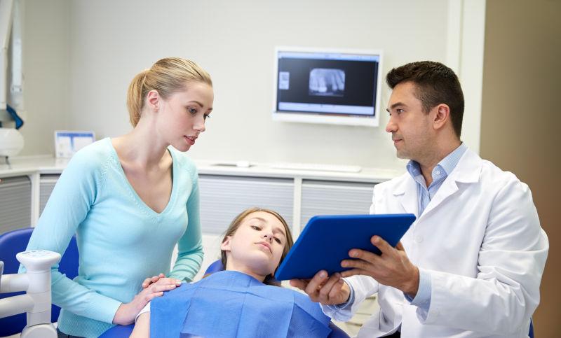 牙医为病人展示展示平板电脑