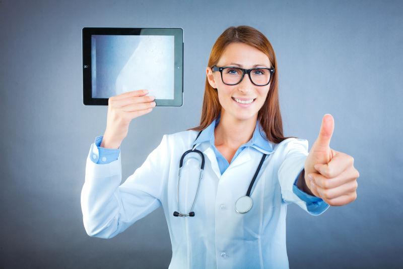 手拿平板电脑的女医生竖起拇指手势