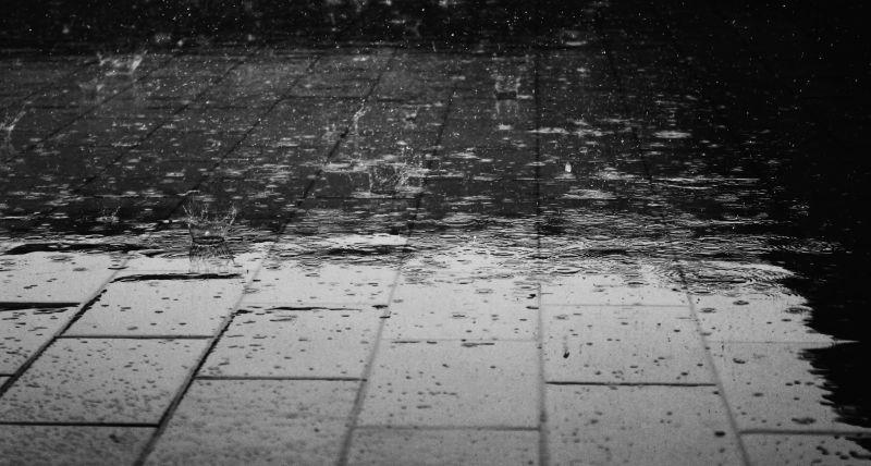 下雨天的雨水四溅