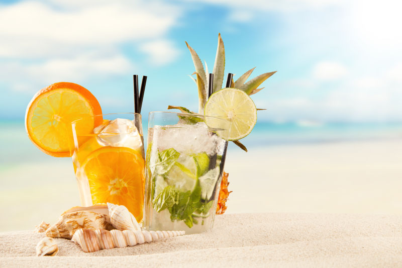 沙滩背景下的水果饮料