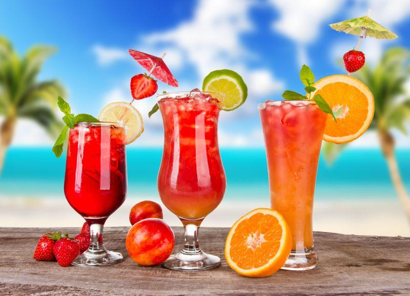 沙滩木桌上的水果饮料