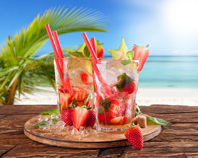 海边背景下的草莓水果饮料
