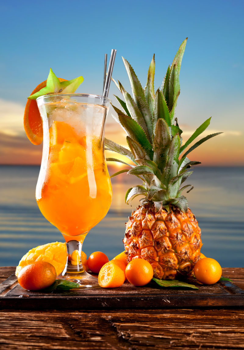 海边背景下的菠萝芒果水果饮料