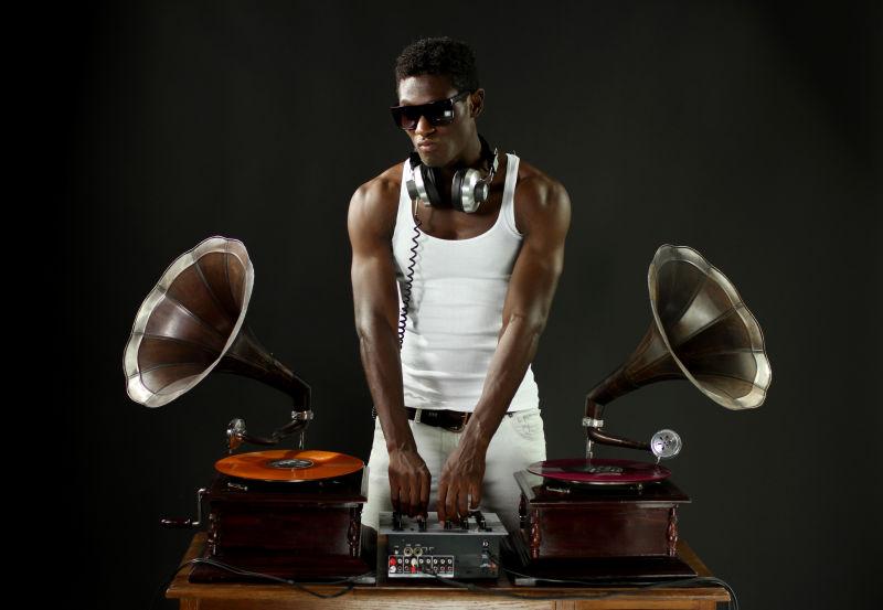 酷青年DJ使用两个复古董留声机