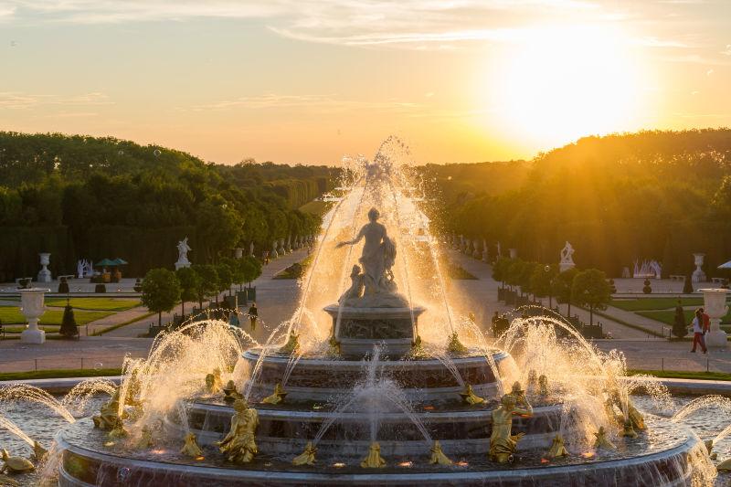 凡尔赛日落下的喷泉