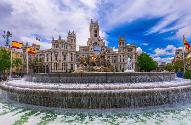 西班牙马德里中央邮局前的喷泉