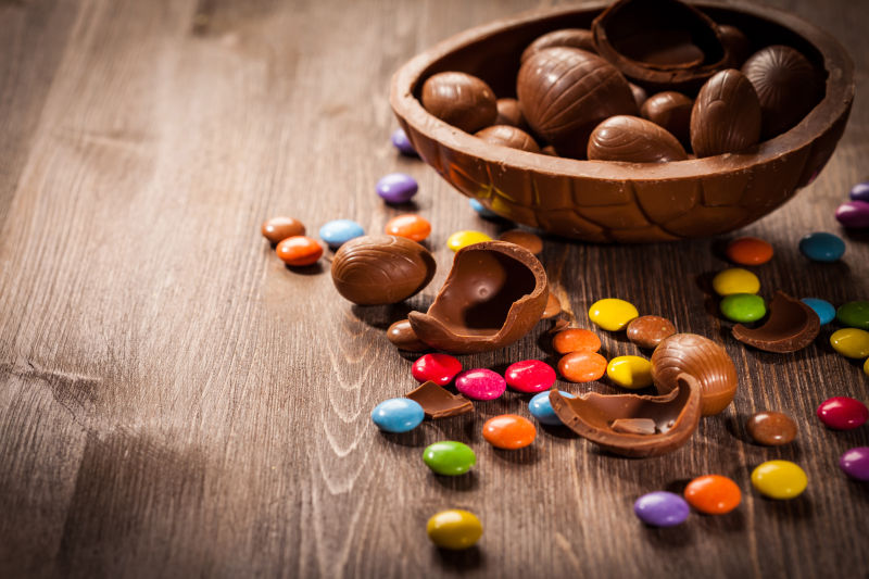 木板上的复活节巧克力
