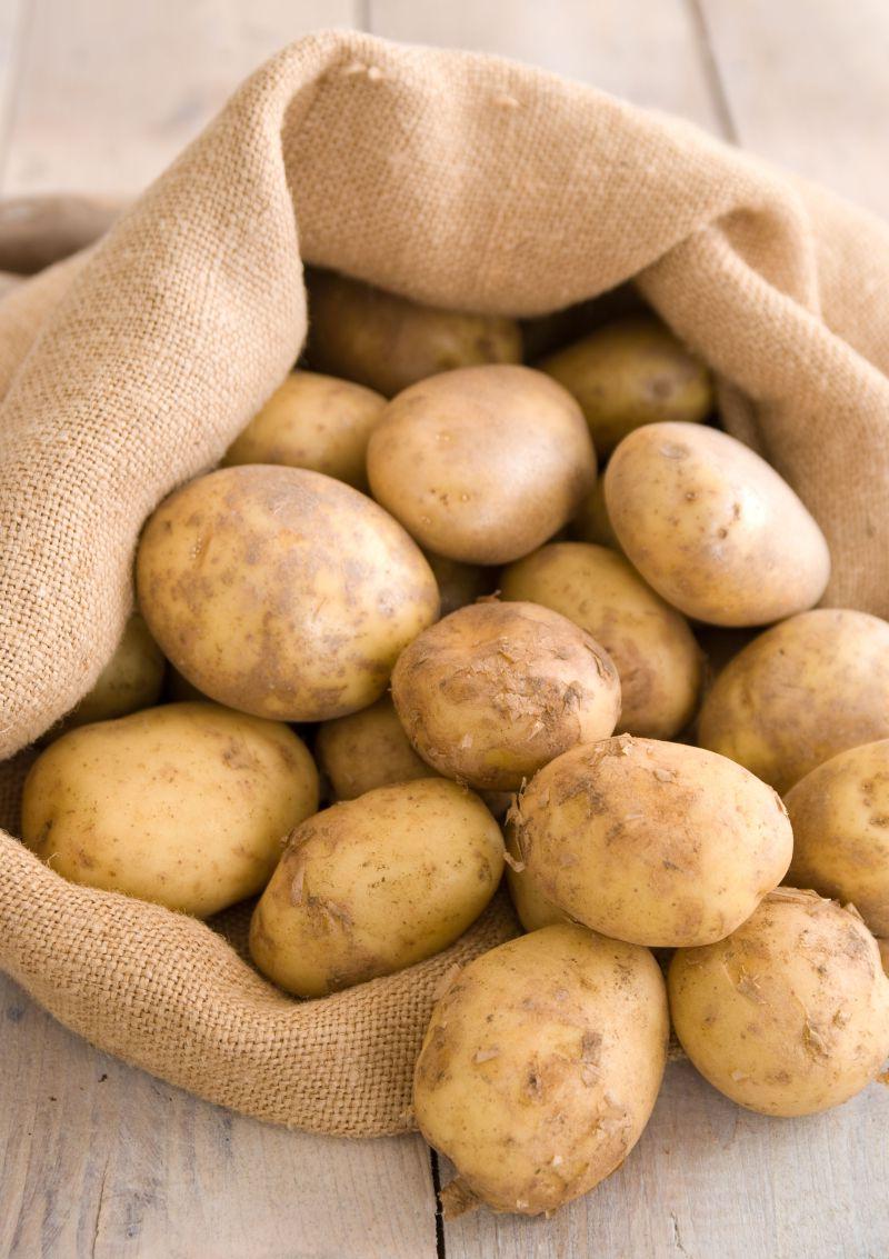 粗麻袋中的新鲜土豆